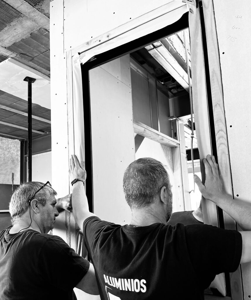 colocando ventana eficiente aprovechamiento de energía